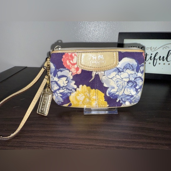 Coach Madison Maggie Wristlet - NWOT - Picture 1 of 5
